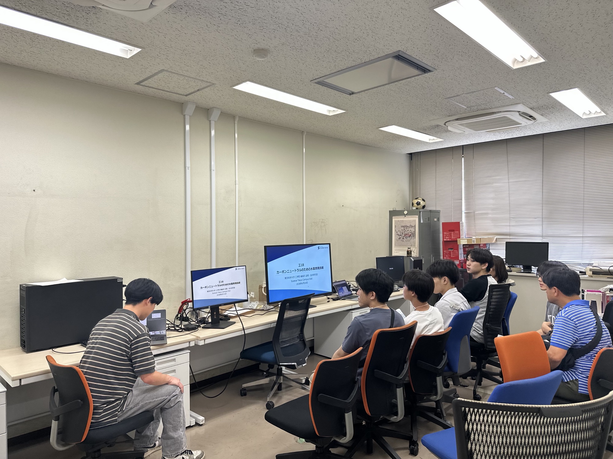 キャンパスビジット2026で研究紹介を聞く参加者